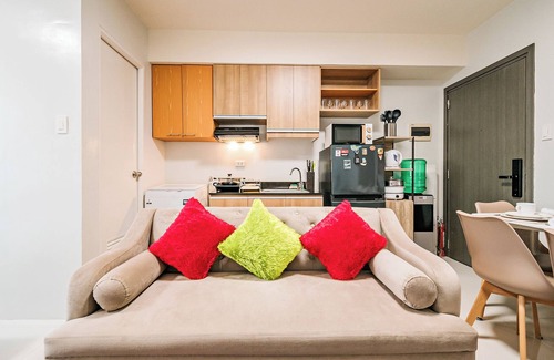 Las Pinas Apartment | Precious Florannjoe - Chic New Studio with Best Care