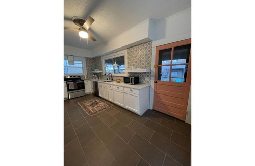 New Albany House | Precious Peach-2 br Boho home w/fire pit!