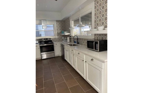 New Albany House | Precious Peach-2 br Boho home w/fire pit!