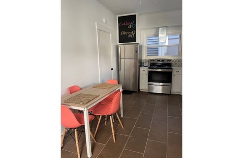 New Albany House | Precious Peach-2 br Boho home w/fire pit!