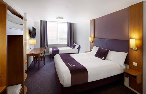 Cheltenham Hotel | Premier Inn Cheltenham Central - West/A40