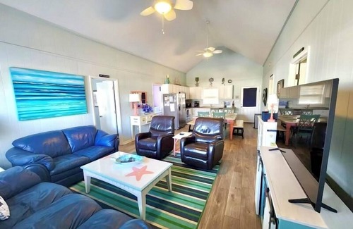 Sunset Beach House | PREMIER location; CONCIERGE linen service; 2 PRIMARY SUITES