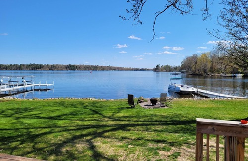 Lake Shore House | Premier location on Gull Lake.