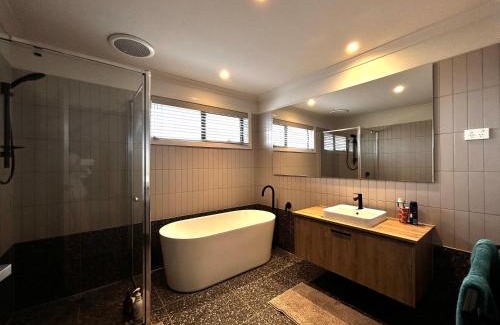 Mambourin House | Premier Room with own bathroom in the west of Melbourne
