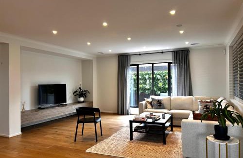 Mambourin House | Premier Room with own bathroom in the west of Melbourne