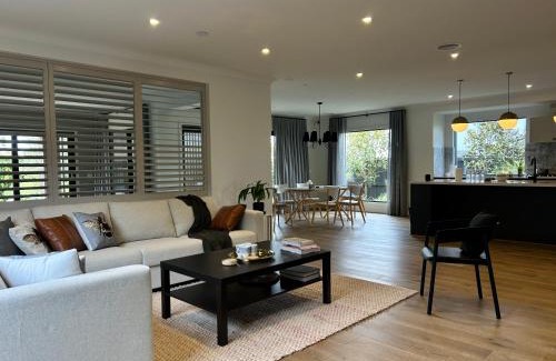 Mambourin House | Premier Room with own bathroom in the west of Melbourne