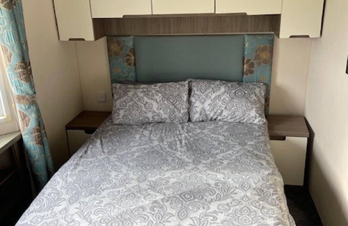 Clacton-on-Sea Cabin | Premium 2 bed Caravan Sleeps 6 With Huge Decking