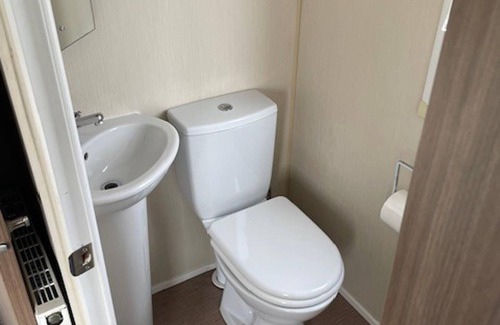 Clacton-on-Sea Cabin | Premium 2 bed Caravan Sleeps 6 With Huge Decking