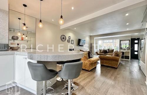 Borehamwood House | Premium 3BR House, French Doors and Private Garden