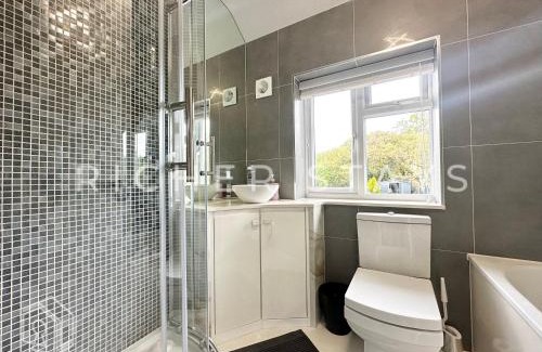 Borehamwood House | Premium 3BR House, French Doors and Private Garden