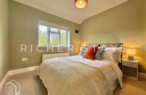 Borehamwood House | Premium 3BR House, French Doors and Private Garden