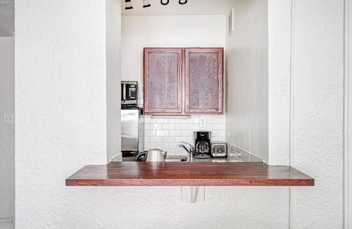 Gold Coast Apartment | Premium Gold Coast 1BR w/Doorman & Gym, 2 blocks to L, by Blueground