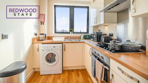 Basingstoke House | Premium Serviced Apartment in Basingstoke Town Centre, Free Parking By Redwood Stays