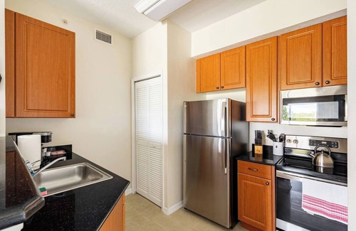 Florida Center Apartment | Premium-Universal Studios King Bed Resort Suite, Free Parking,Full Kitchen, Pool