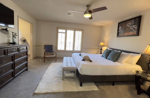 Overland Park House | Presidential Home with 1 Gig Wifi / Fenced Yard / Sauna