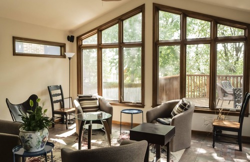 Overland Park House | Presidential Home with 1 Gig Wifi / Fenced Yard / Sauna