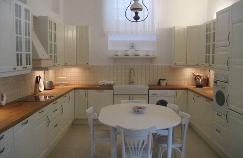 idhra House | Pretty 3 bedroom house in Hydra town close to the port, no steps, pvt courtyard
