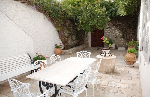 idhra House | Pretty 3 bedroom house in Hydra town close to the port, no steps, pvt courtyard