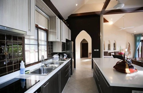 Thong Krut Villa | Pretty Beachfront 3BRM Villa with pool