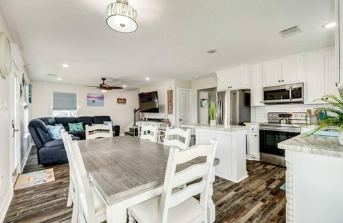Surfside Beach House | Pretty in Pink Flamingo - Sea Breezes & Sunsets!