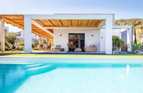 Cirendinu Villa | Pretty villa with heated swimming pool, near beach!