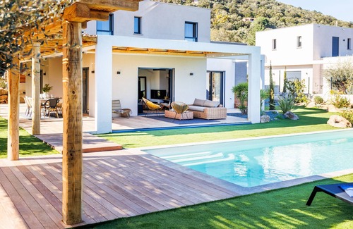 Cirendinu Villa | Pretty villa with heated swimming pool, near beach!