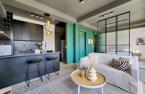 Foreshore Apartment | Prime CBD Location Stylish Comfort at The Duke