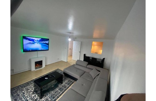 Tradeston Apartment | Prime central location 2 bedroom luxury Apartment with Secure parking(6 Guests)