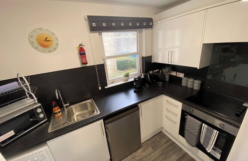 Dunfermline Apartment | Prime City Centre - Ground Floor & Free Parking by Three Bridges Apartments