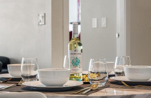 Victoria Park House | PRIME Downtown 34th FL - Near Stampede, Casino, Bars! FREE Banff Pass, Parking, Wine!