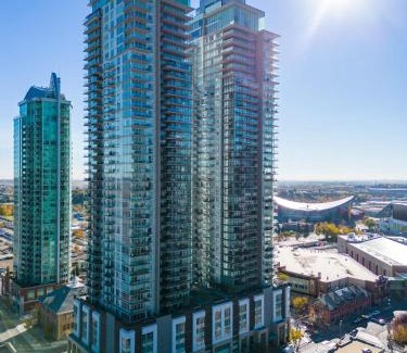 Victoria Park House | PRIME Downtown 34th FL - Near Stampede, Casino, Bars! FREE Banff Pass, Parking, Wine!