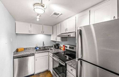 El Lago Condo | Prime Location close to Restaurants, NASA, Kemah, etc