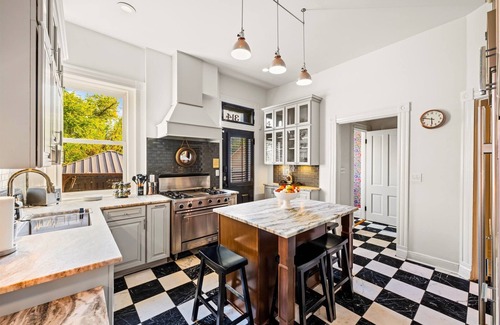 Old Louisville House | Prime Location*Lux Victorian*UL/Downtown*BourbonTrail*Hot Tub*Fire Pit*Speakeasy