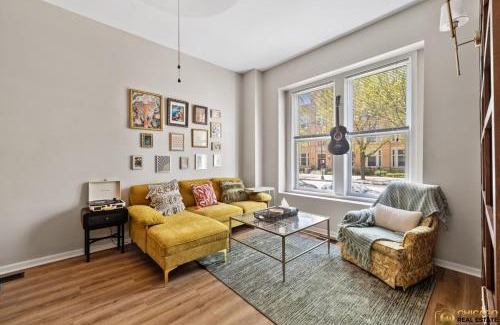 Grand Boulevard Apartment | Prime Location Retreat 4 Bedrooms w Parking