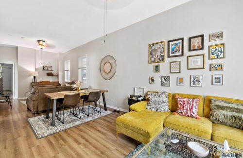 Grand Boulevard Apartment | Prime Location Retreat 4 Bedrooms w Parking