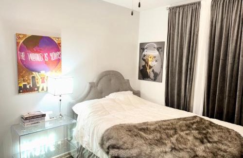 Grand Boulevard Apartment | Prime Location Retreat 4 Bedrooms w Parking