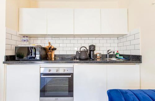 Hillingdon Apartment | Prime Luxury, Heathrow, FreeParking, WiFi, Netflix