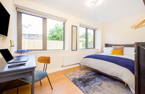 Hillingdon Apartment | Prime Luxury, Heathrow, FreeParking, WiFi, Netflix