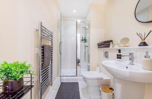 Hillingdon Apartment | Prime Luxury, Heathrow, FreeParking, WiFi, Netflix