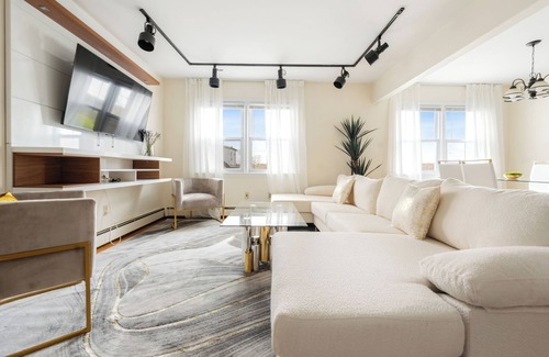 White Plains House | Prime Luxury NY: Free Parking + Mins to Downtown Left Side