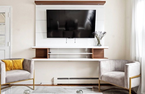 White Plains House | Prime Luxury NY: Free Parking + Mins to Downtown Left Side