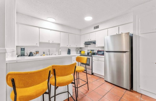 Windsor Park Apartment | Prime SoCo airy 2BR king suite w/pool, parking