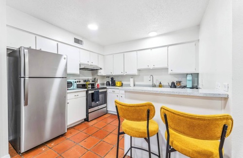 Windsor Park Apartment | Prime SoCo bright 2BR king suite w/pool, parking