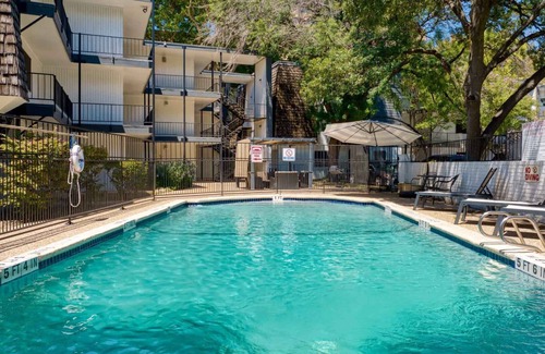 Windsor Park Apartment | Prime SoCo bright 2BR king suite w/pool, parking