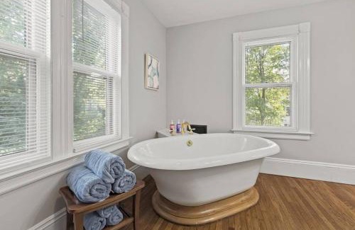 West Hartford House | Prime West Hartford Center Location- Historic Gem