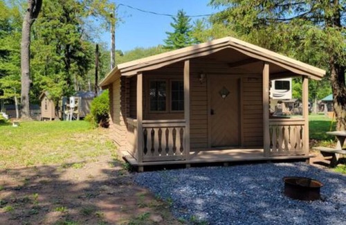 Centre Hall Cabin | Primitive Cabin PC2