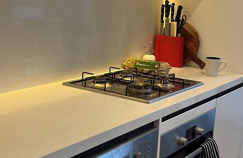 Hawthorn Apartment | Pristine apartment in Kew School Zone, Walk to Glenferrie Rd, great PT links