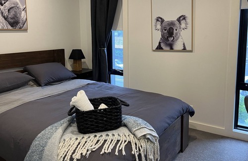 Hawthorn Apartment | Pristine apartment in Kew School Zone, Walk to Glenferrie Rd, great PT links