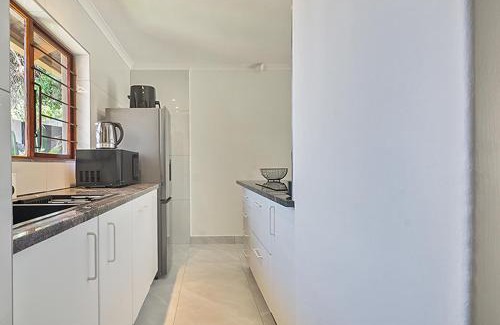 Greater Johannesburg Metropolitan Area House | Pristine Modern Cottage with Tennis & Laundry