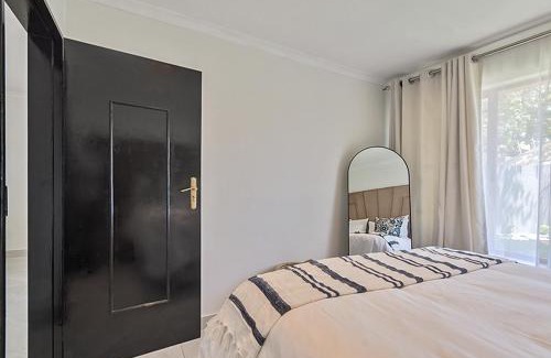 Greater Johannesburg Metropolitan Area House | Pristine Modern Cottage with Tennis & Laundry